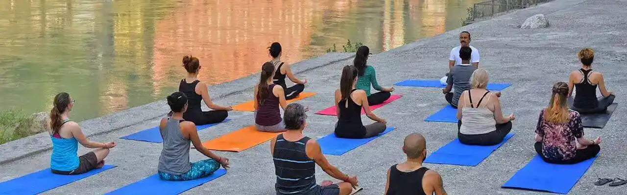 outdoor yoga class in rishikesh