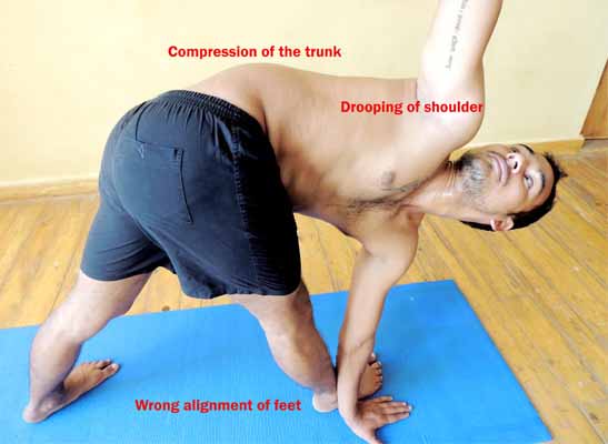 wrong alignment of trikonasana